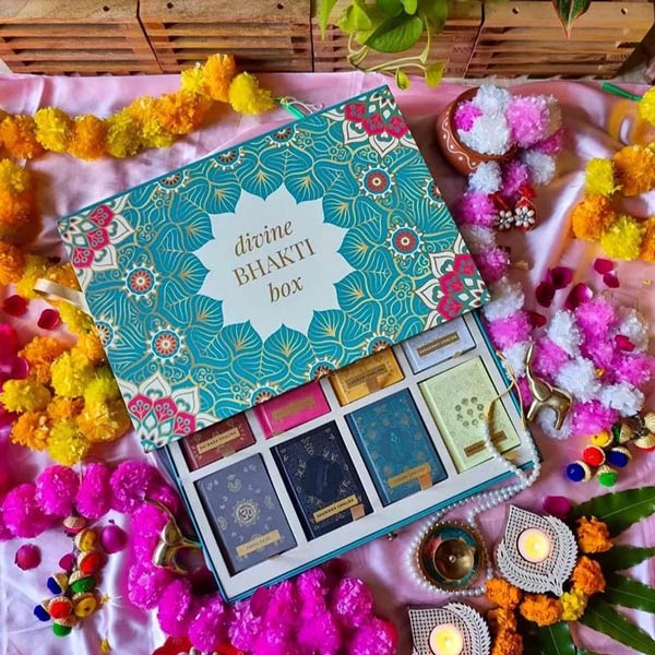 Divine Bhakti Box (Set of 16 Chalisa Pocket Books) - Hanuman Ganesh Lakshmi Shiv Vaishno Durga Krishna Sai Saraswati Gayatri Vishnu Navagraha Shani Bhairav Ganga Ram Chalisa - Mythology Book for Adults - Hindi & Roman Hindi - Big Font for Daily Chanting